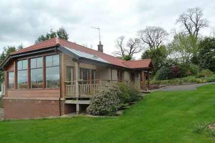 Large Bungalow With Fabulous View Overlooking Large Pond, With Views Of Crieff A