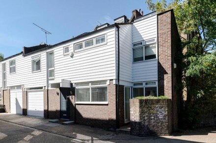 Luxury newly renovated 3-bedroom, 2-bathroom mews house in Hampstead London