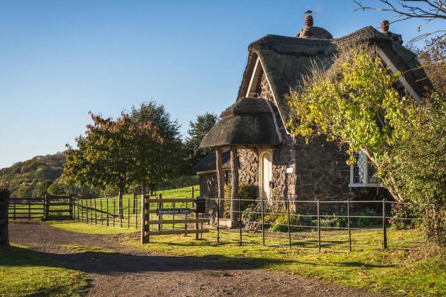 NORTH LODGE, pet friendly, character holiday cottage in Ledbury