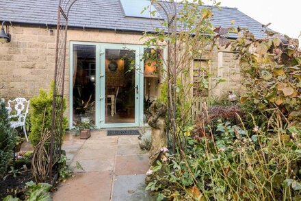 GARDEN ROOM, pet friendly, with a garden in Chapel-En-Le-Frith