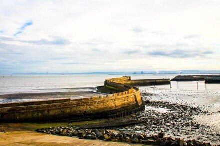 4 star apartment. Step out into fresh sea air & panoramic views of the harbour.