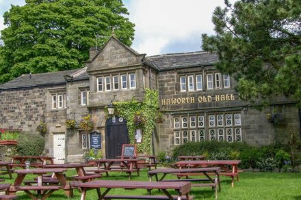 WORTH VALLEY LODGE, pet friendly, with open fire in Haworth