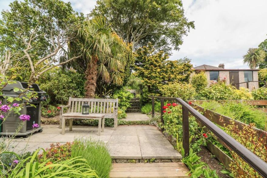 POLSUE COTTAGE, pet friendly, character holiday cottage in Point