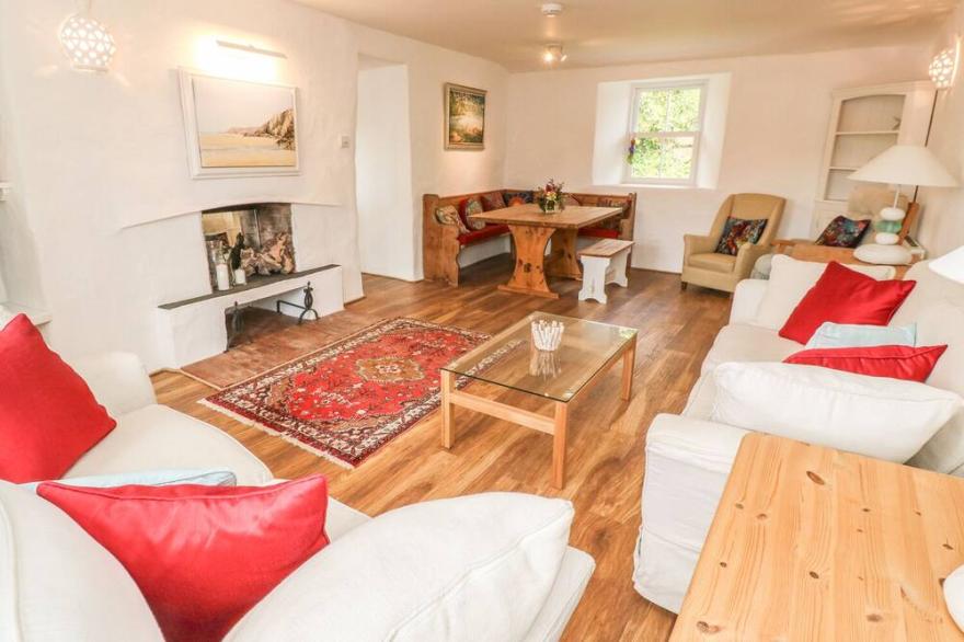 POLSUE COTTAGE, pet friendly, character holiday cottage in Point