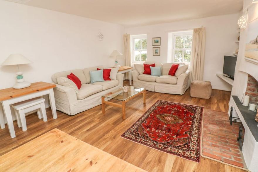 POLSUE COTTAGE, pet friendly, character holiday cottage in Point