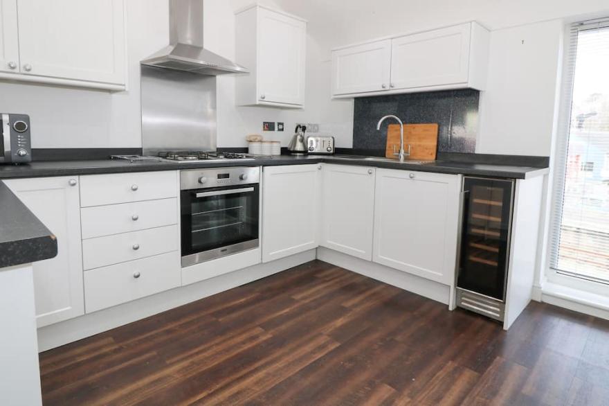 8 MARINA VIEW, pet friendly, luxury holiday cottage in Pwllheli