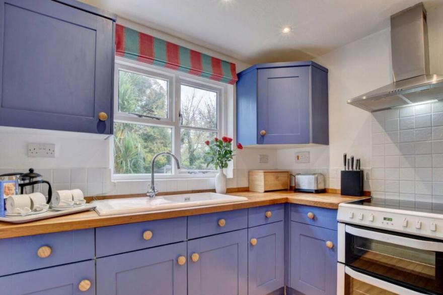 Beautiful private villa for 5 guests with WIFI, TV, patio, pets allowed and parking