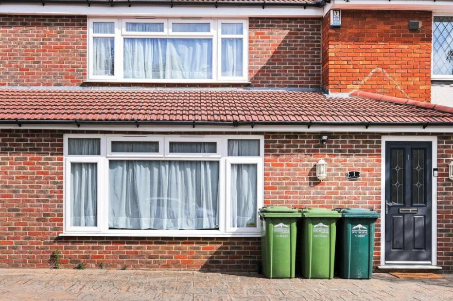 Heathrow Living St Annes Serviced House 5 bedrooms 3 bath