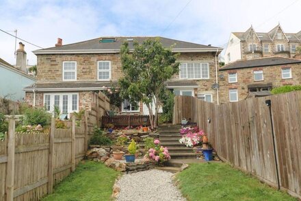 ALMA HOUSE 2, pet friendly, with a garden in Perranporth