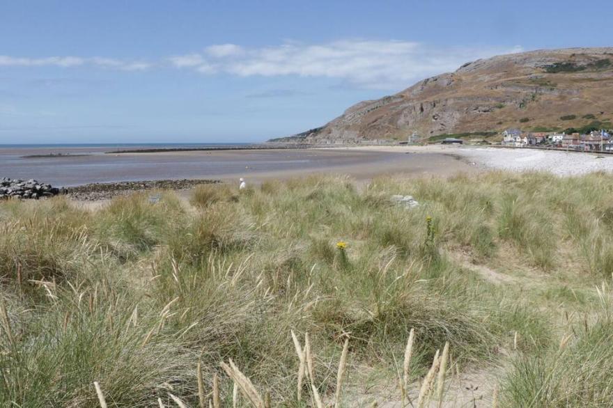 HAFAN Y MOR, country holiday cottage, with a garden in Llandudno