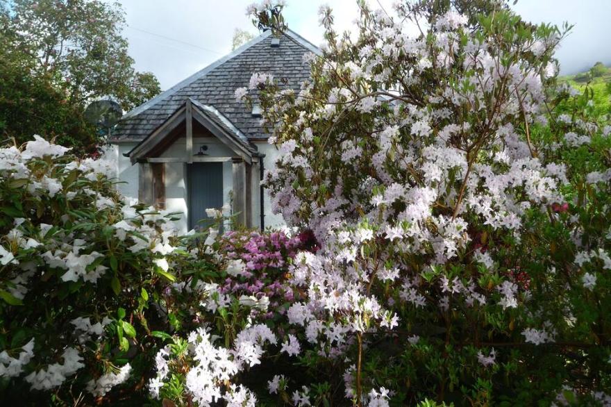 Garden Cottage For Two, Close To The Sea And With Views Of Ben Nevis And Parking