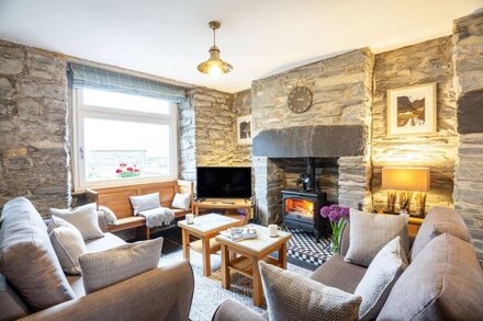 GARREG DDU, pet friendly, with open fire in Blaenau Ffestiniog