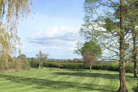 STUNNING SHEPHERDS HUT WITH HOT TUB IN BEAUTIFUL RURAL CHESHIRE, NEAR NANTWICH