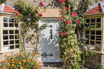 BUTE COTTAGE, pet friendly, character holiday cottage in Pickering