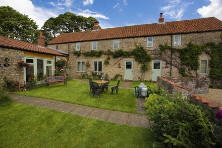 Ryedale Cottage - single storey cottage with stunning views of the Howardian Hills, Helmsley