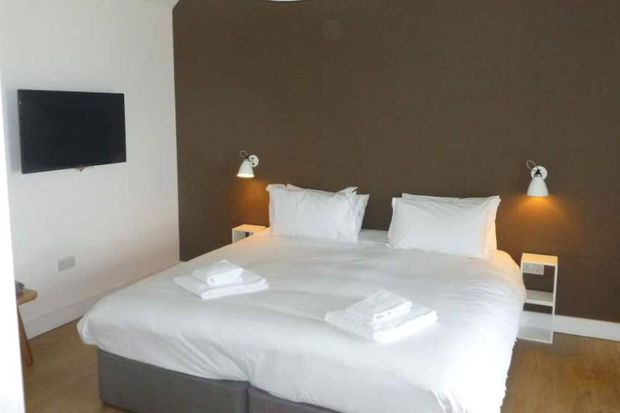 A john o'groat that sleeps 2 guests  in 1 bedroom