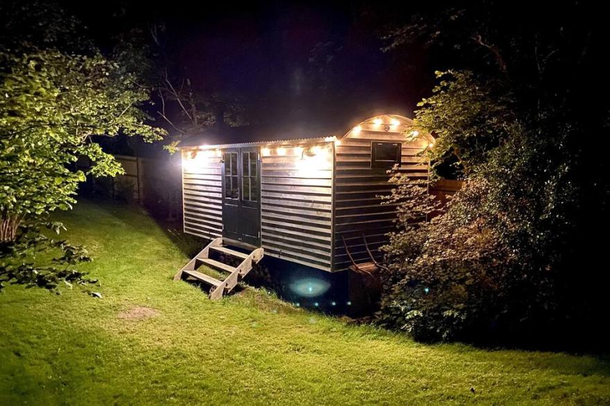 The Jolly Potter Luxury Equipped Shepherd's Hut