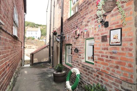 THE OLD COTTAGE, pet friendly, character holiday cottage in Staithes