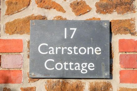 CARRSTONE COTTAGE, pet friendly, character holiday cottage in Heacham