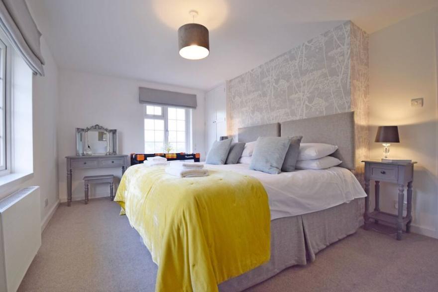 Bell Lodge, Birdham -  a family house that sleeps 12 guests  in 7 bedrooms