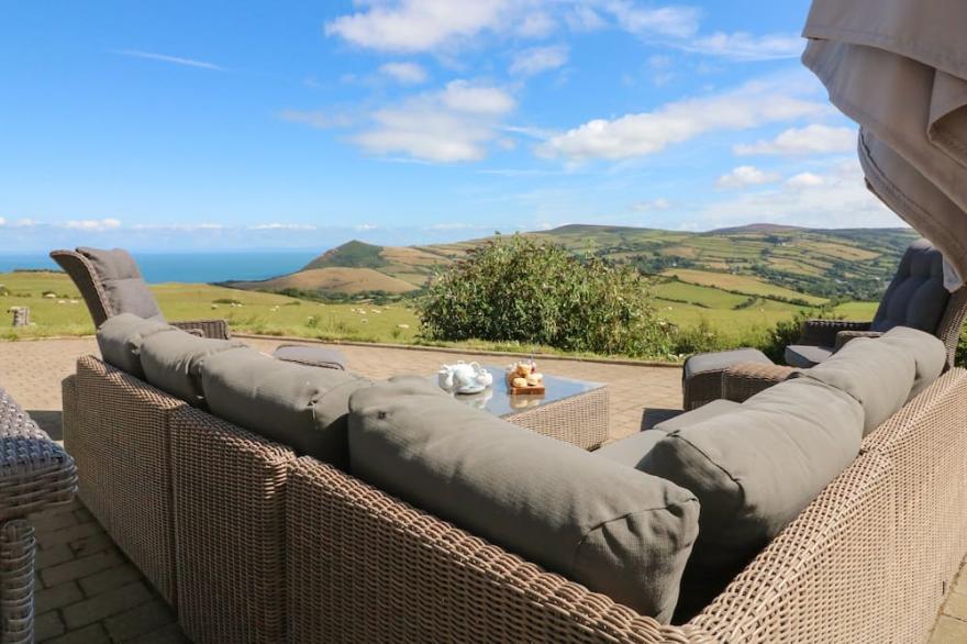 BUDDICOMBE HOUSE, Pet Friendly, With Open Fire In Combe Martin