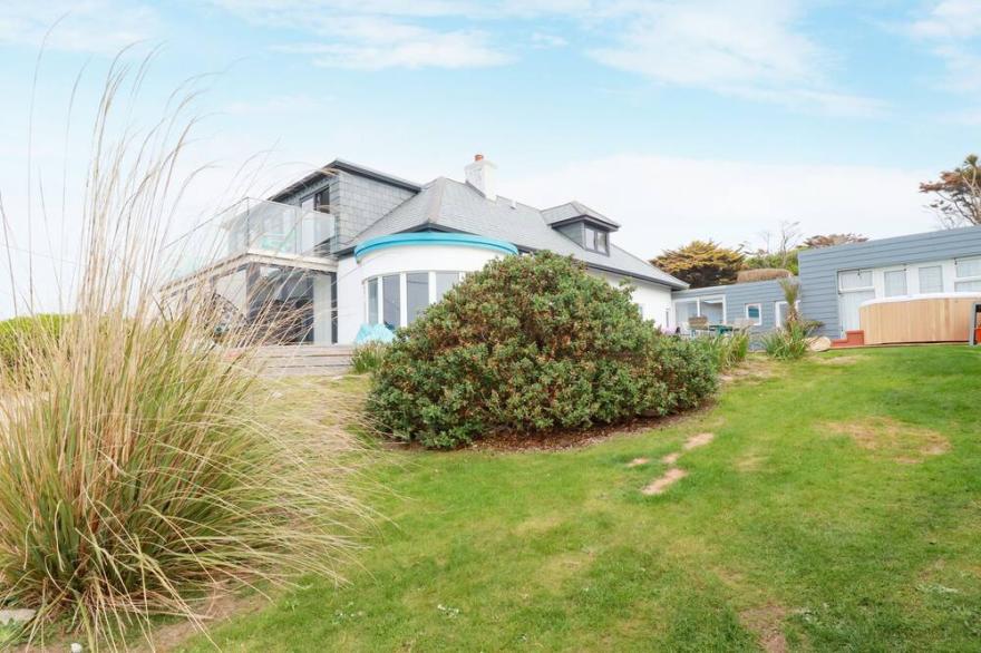 BLUE BAY BEACH HOUSE, pet friendly, with hot tub in Mawgan Porth