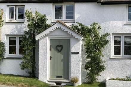 ELM COTTAGE, pet friendly, character holiday cottage in Kilkhampton