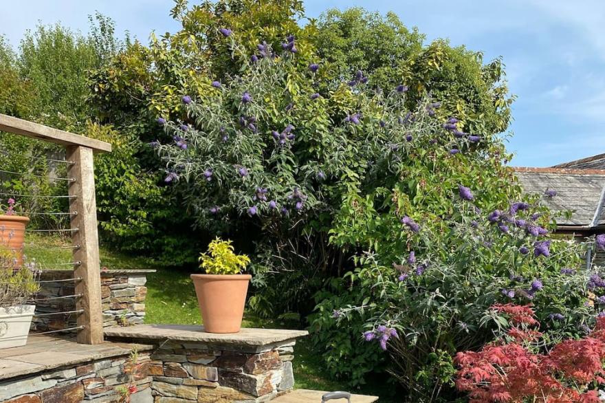 Cosy rural coastal cottage, large garden, family and pet friendly, well located