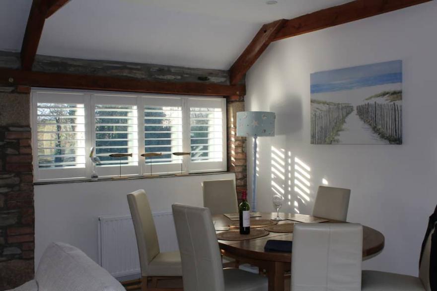 Cosy rural coastal cottage, large garden, family and pet friendly, well located
