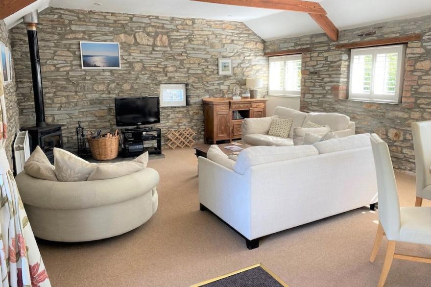 Cosy rural coastal cottage, large garden, family and pet friendly, well located
