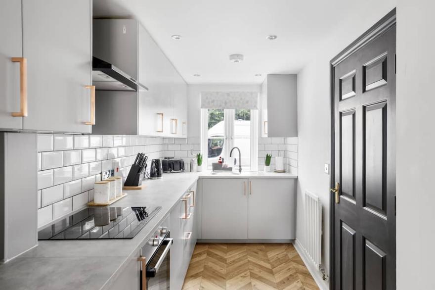 Wow Modern house 5 Bed, 4 Bath. 2 Parking Spaces!