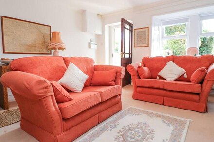 DUNEANE COTTAGE, pet friendly, with open fire in Oswaldtwistle