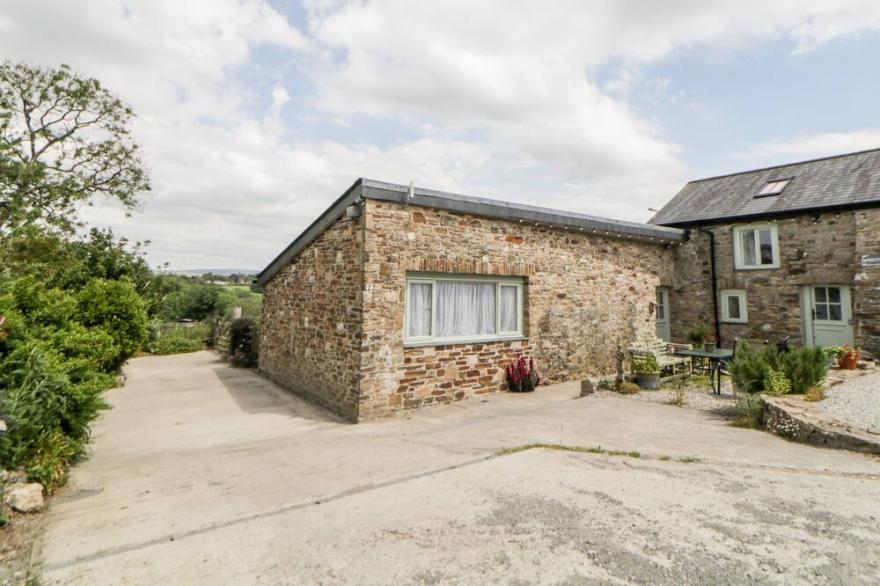 OWL BARN, pet friendly, character holiday cottage in Tavistock