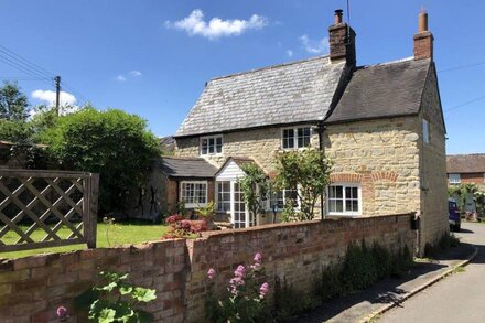 Cosy Character Grade 2 Listed Cottage with Wood Fired Hot Tub