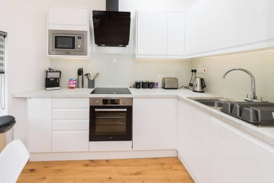 Stay in central Reading in impressive 1 bed apt