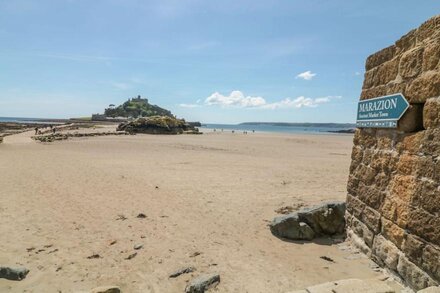 SEA DREAMS, family friendly, country holiday cottage in Marazion