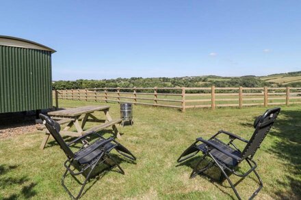 CORNERPARK SHEPHERDS HUT, pet friendly, with open fire in Bude