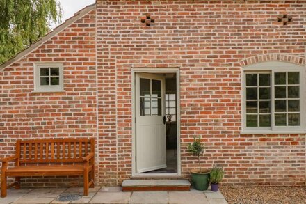 THE HAYLOFT AT WARREN HOUSE, romantic, with a garden in Wragby