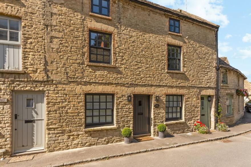 STABLE COTTAGE, pet friendly in Northleach