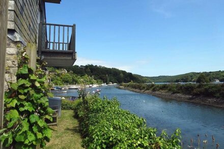 ISLAND HOUSE, pet friendly, character holiday cottage in Tywardreath