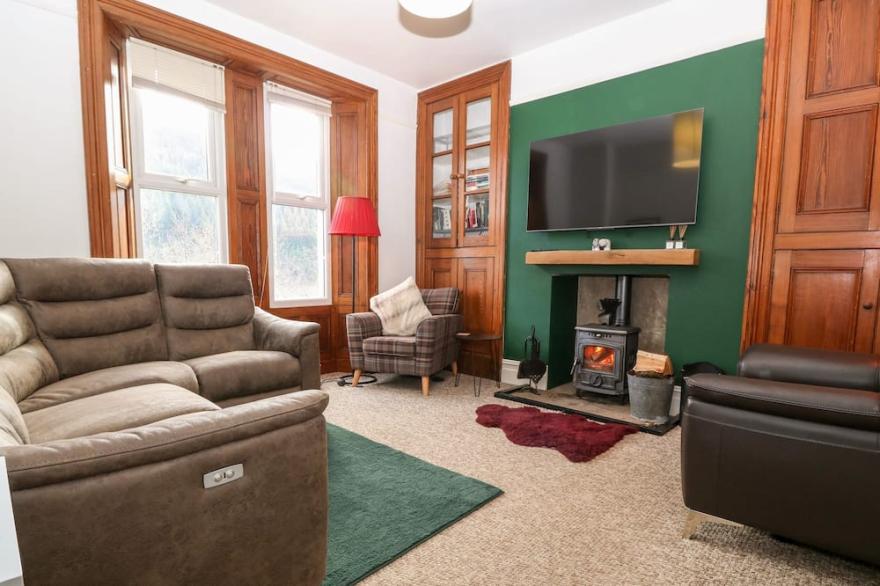 FRON GOCH, pet friendly, character holiday cottage in Corris