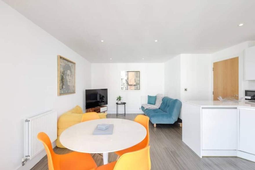 14 Thomas House - Beautifully Decorated, Modern 1-Bedroom Apartment W/ Balcony