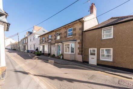 A charming pet-friendly coastal cottage in Marazion jus a few metres from the sea with parking