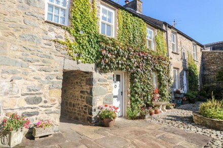 6 KINGS COURT, romantic, with open fire in Sedbergh