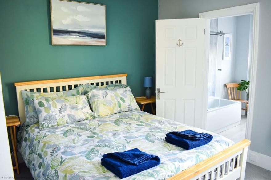 Curlew Cottage -  a cottage that sleeps 4 guests  in 2 bedrooms