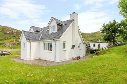 VIKING COTTAGE, pet friendly, country holiday cottage in Glenuig