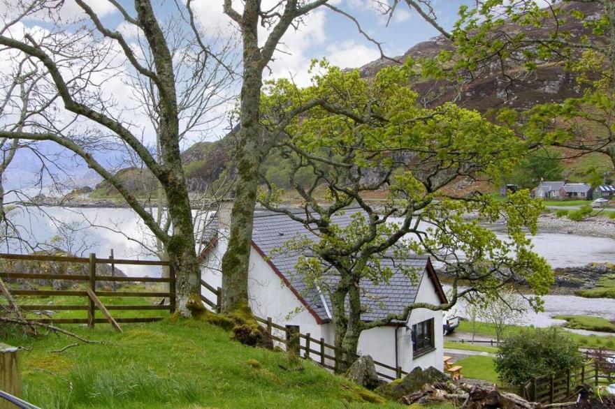 VIKING COTTAGE, pet friendly, country holiday cottage in Glenuig