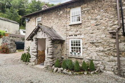 PEAR TREE COTTAGE, pet friendly, with open fire in Grange-Over-Sands