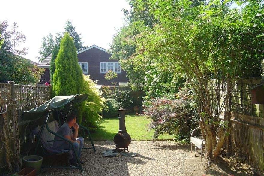 THE BUDDHA ROOM  (QUIET COSY & CLEAN) 15 MINS FROM GATWICK.