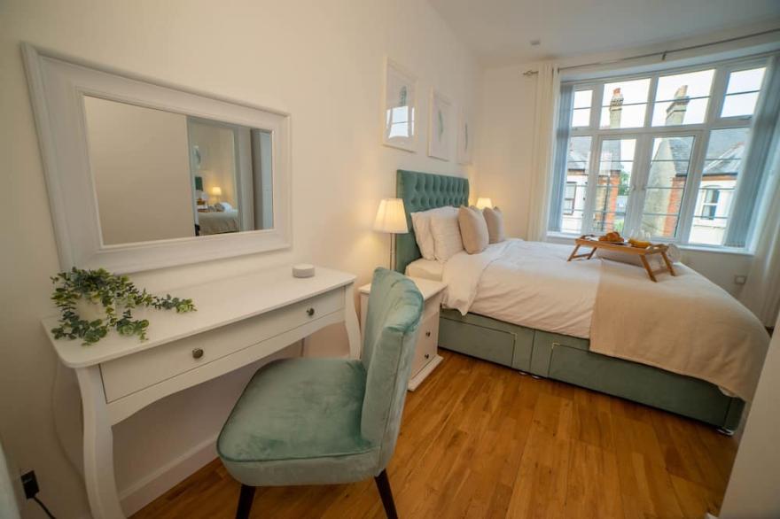 Vibrant City Centre King Bed Apartment